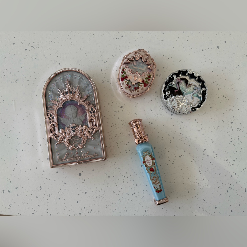 Flower Knows Makeup Lot